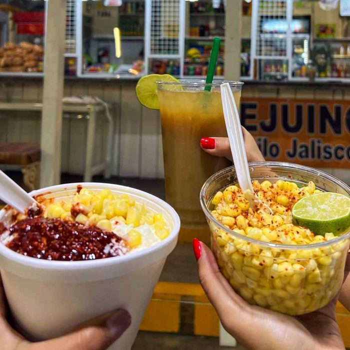 Elotes preparados y agua fresca, antojitos típicos del mercado