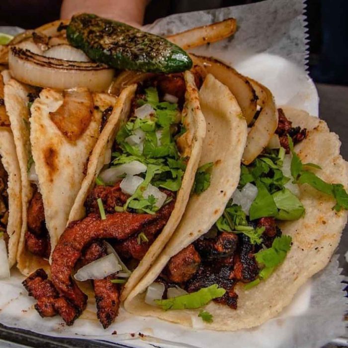 Tacos al pastor recién hechos en uno de los restaurantes de Azteca Farmers Market