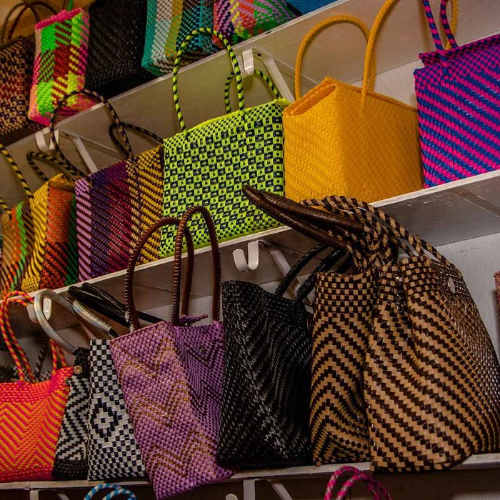 Bolsas tejidas de colores a la venta en Azteca Farmers Market