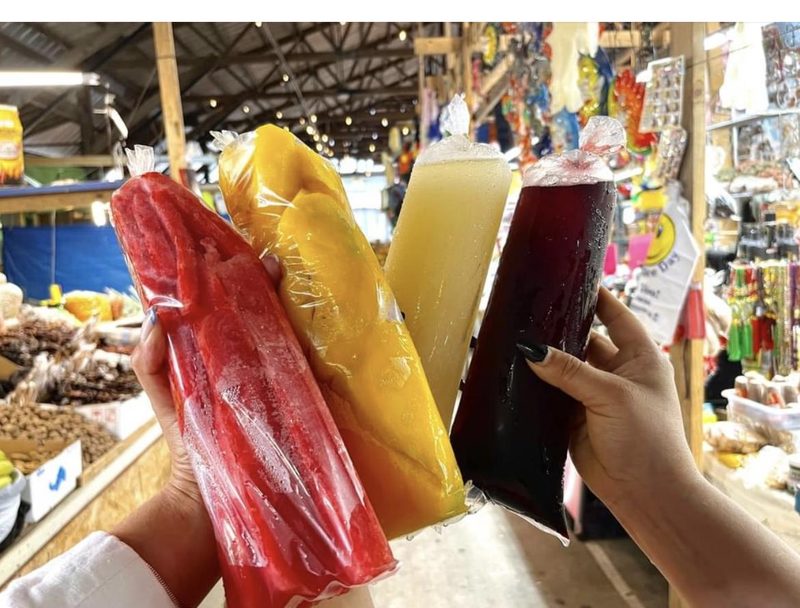 Aguas frescas en bolsa, una tradición del mercado
